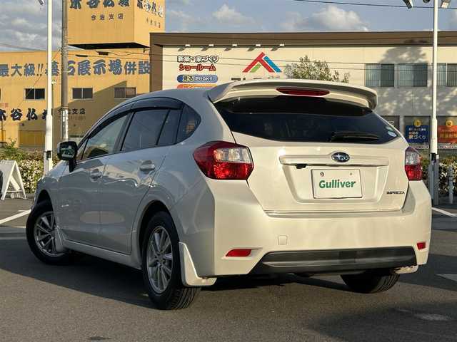 スバル インプレッサ スポーツ 1．6i－L 愛媛県 2014(平26)年 2.6万km サテンホワイトパール 禁煙車/登録時走行距離：26093km/ディーラーオプション純正7インチナビ/CD/DVD/ワンセグTV/Bluetooth/バックカメラ/前方ドライブレコーダー(SDカードなし)/ETC/衝突被害軽減システム/横滑り防止装置/LEDヘッドライト/レザーシート/前席パワーシート/前席シートヒーター/エンジンスタートボタン/スマートキー/スペアキー/純正フロアマット/純正15インチアルミホイール