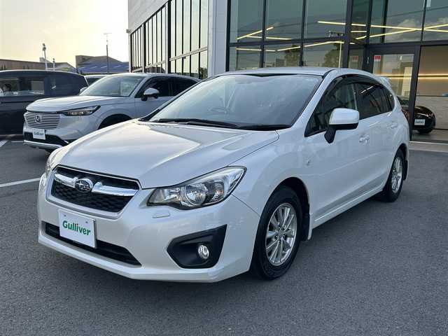 スバル インプレッサ スポーツ 1．6i－L 愛媛県 2014(平26)年 2.6万km サテンホワイトパール 禁煙車/登録時走行距離：26093km/ディーラーオプション純正7インチナビ/CD/DVD/ワンセグTV/Bluetooth/バックカメラ/前方ドライブレコーダー(SDカードなし)/ETC/衝突被害軽減システム/横滑り防止装置/LEDヘッドライト/レザーシート/前席パワーシート/前席シートヒーター/エンジンスタートボタン/スマートキー/スペアキー/純正フロアマット/純正15インチアルミホイール