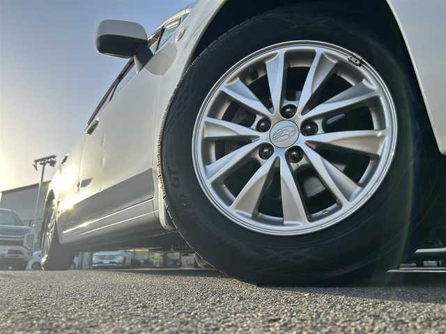 スバル インプレッサ スポーツ 1．6i－L 愛媛県 2014(平26)年 2.6万km サテンホワイトパール 禁煙車/登録時走行距離：26093km/ディーラーオプション純正7インチナビ/CD/DVD/ワンセグTV/Bluetooth/バックカメラ/前方ドライブレコーダー(SDカードなし)/ETC/衝突被害軽減システム/横滑り防止装置/LEDヘッドライト/レザーシート/前席パワーシート/前席シートヒーター/エンジンスタートボタン/スマートキー/スペアキー/純正フロアマット/純正15インチアルミホイール