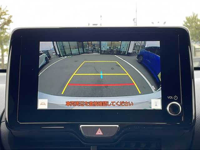 トヨタ ヤリス ハイブリッド G 長野県 2024(令6)年 1.7万km プラチナホワイトパールマイカ 禁煙車/セーフティセンス/・プリクラッシュセーフティ/・レーンディパーチャーアラート/・レーダークルーズコントロール/・レーントレーシングアシスト/・オートマチックハイビーム/・ロードサインアシスト/・先行車発進告知機能/・パーキングサポートブレーキ/純正ディスプレイオーディオ/（ナビ機能付/BT/AppleCarPlay/AndroidAuto）/バックカメラ/ビルトインETC/ドライブレコーダー/ステアリングスイッチ/LEDヘッドライト/オートライト/スマートキー/Pスタート/電動格納ミラー/フロアマット