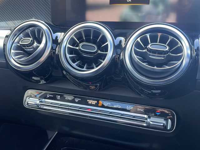 メルセデス・ベンツ Ｍ・ベンツ ＧＬＢ２００ｄ 4マチック AMGライン 東京都 2021(令3)年 3.3万km ポーラホワイト 純正メーカーナビ/【Bluetooth/TV/USB/AM/FM】/ETC2.0タイプ/バックカメラ/アラウンドビューモニター/アクティブブレーキアシスト/アクティブレーンキープアシスト/アクティヴステアリングアシスト/レーダークルーズコントロール/ヘッドアップディスプレイ/ブラインドスポットモニター/ドライブレコーダー/サンルーフ/置くだけ充電/パワーバックドア/D/Nシートヒーター/D/Nパワーシート/D/Nメモリーシート/プッシュスタート/スマートキー×2