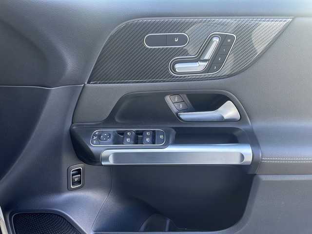 メルセデス・ベンツ Ｍ・ベンツ ＧＬＢ２００ｄ 4マチック AMGライン 東京都 2021(令3)年 3.3万km ポーラホワイト 純正ナビ/フルセグ/アラウンドビューモニター/サンルーフ/レーダークルーズコントロール/アクティブブレーキアシスト/アクティブレーンキープアシスト/アクティヴステアリングアシスト/ヘッドアップディスプレイ/ブラインドスポットモニター/ドライブレコーダー/置くだけ充電/パワーバックドア/D/Nシートヒーター/D/Nパワーシート/D/Nメモリーシート/プッシュスタート/スマートキー×2