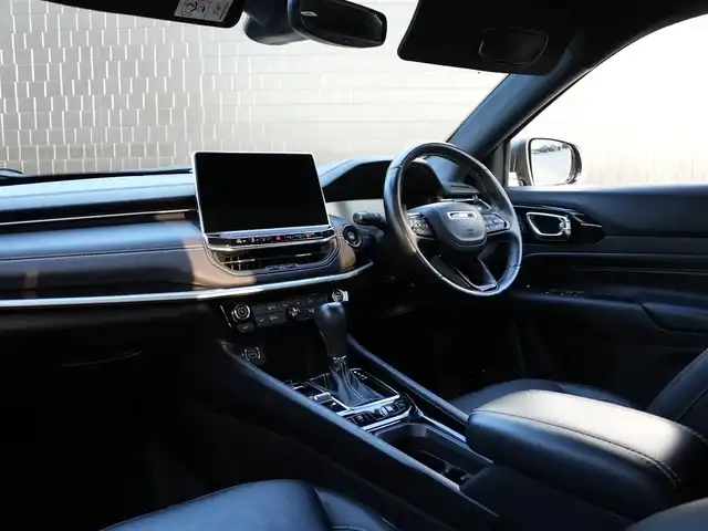 クライスラー・ジープ ジープ コンパス 80thアニバーサリーED 静岡県 2022(令4)年 4.1万km グレー 禁煙車/パノラミックサンルーフ/ルーフレール/ハンズフリーパワーリフトゲート/ヒルスタートアシスト/エレクトロニックパーキングブレーキ/オートブレーキホールド/衝突軽減ブレーキ/アドバンストブレーキアシスト/アダプティブクルーズコントロール/アクティブレーンマネージメント/BSM/リアクロスバスディテクション/サラウンドビューカメラ/インテリジェントスピードアシスト/ドライバーアテンションアラート/フロントリアパークアシスト/10．1型タッチパネルモニター/・AM/FM/DTV/Bluetooth/USB/AppleCarPlay/AndroidAuto/アルパインプレミアムサウンド/ヒーテッドステアリングホイール/革巻ステアリング/ステアリングスイッチ/LEDヘッドライト/オートハイビーム/オートライト/自動防舷ルームミラー/黒レザーシート/シートメモリー（D）/パワーシート/シートヒーター（D/N）/スマートキー/プッシュスタート/スペアキー/ETC２．０/純正フロアマット/純正18インチホイール/スペアタイヤ