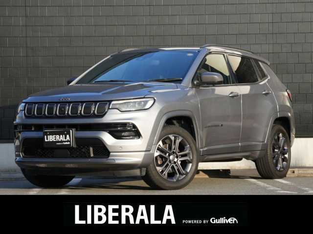 クライスラー・ジープ ジープ コンパス 80thアニバーサリーED 静岡県 2022(令4)年 4.1万km グレー 禁煙車/パノラミックサンルーフ/ルーフレール/ハンズフリーパワーリフトゲート/ヒルスタートアシスト/エレクトロニックパーキングブレーキ/オートブレーキホールド/衝突軽減ブレーキ/アドバンストブレーキアシスト/アダプティブクルーズコントロール/アクティブレーンマネージメント/BSM/リアクロスバスディテクション/サラウンドビューカメラ/インテリジェントスピードアシスト/ドライバーアテンションアラート/フロントリアパークアシスト/10．1型タッチパネルモニター/・AM/FM/DTV/Bluetooth/USB/AppleCarPlay/AndroidAuto/アルパインプレミアムサウンド/ヒーテッドステアリングホイール/革巻ステアリング/ステアリングスイッチ/LEDヘッドライト/オートハイビーム/オートライト/自動防舷ルームミラー/黒レザーシート/シートメモリー（D）/パワーシート/シートヒーター（D/N）/スマートキー/プッシュスタート/スペアキー/ETC２．０/純正フロアマット/純正18インチホイール/スペアタイヤ