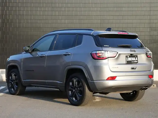 クライスラー・ジープ ジープ コンパス 80thアニバーサリーED 静岡県 2022(令4)年 4.1万km グレー 禁煙車/パノラミックサンルーフ/ルーフレール/ハンズフリーパワーリフトゲート/ヒルスタートアシスト/エレクトロニックパーキングブレーキ/オートブレーキホールド/衝突軽減ブレーキ/アドバンストブレーキアシスト/アダプティブクルーズコントロール/アクティブレーンマネージメント/BSM/リアクロスバスディテクション/サラウンドビューカメラ/インテリジェントスピードアシスト/ドライバーアテンションアラート/フロントリアパークアシスト/10．1型タッチパネルモニター/・AM/FM/DTV/Bluetooth/USB/AppleCarPlay/AndroidAuto/アルパインプレミアムサウンド/ヒーテッドステアリングホイール/革巻ステアリング/ステアリングスイッチ/LEDヘッドライト/オートハイビーム/オートライト/自動防舷ルームミラー/黒レザーシート/シートメモリー（D）/パワーシート/シートヒーター（D/N）/スマートキー/プッシュスタート/スペアキー/ETC２．０/純正フロアマット/純正18インチホイール/スペアタイヤ