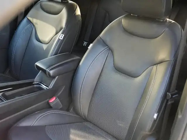 クライスラー・ジープ ジープ コンパス 80thアニバーサリーED 静岡県 2022(令4)年 4.1万km グレー 禁煙車/パノラミックサンルーフ/ルーフレール/ハンズフリーパワーリフトゲート/ヒルスタートアシスト/エレクトロニックパーキングブレーキ/オートブレーキホールド/衝突軽減ブレーキ/アドバンストブレーキアシスト/アダプティブクルーズコントロール/アクティブレーンマネージメント/BSM/リアクロスバスディテクション/サラウンドビューカメラ/インテリジェントスピードアシスト/ドライバーアテンションアラート/フロントリアパークアシスト/10．1型タッチパネルモニター/・AM/FM/DTV/Bluetooth/USB/AppleCarPlay/AndroidAuto/アルパインプレミアムサウンド/ヒーテッドステアリングホイール/革巻ステアリング/ステアリングスイッチ/LEDヘッドライト/オートハイビーム/オートライト/自動防舷ルームミラー/黒レザーシート/シートメモリー（D）/パワーシート/シートヒーター（D/N）/スマートキー/プッシュスタート/スペアキー/ETC２．０/純正フロアマット/純正18インチホイール/スペアタイヤ