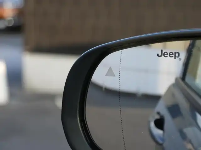 クライスラー・ジープ ジープ コンパス 80thアニバーサリーED 静岡県 2022(令4)年 4.1万km グレー 禁煙車/パノラミックサンルーフ/ルーフレール/ハンズフリーパワーリフトゲート/ヒルスタートアシスト/エレクトロニックパーキングブレーキ/オートブレーキホールド/衝突軽減ブレーキ/アドバンストブレーキアシスト/アダプティブクルーズコントロール/アクティブレーンマネージメント/BSM/リアクロスバスディテクション/サラウンドビューカメラ/インテリジェントスピードアシスト/ドライバーアテンションアラート/フロントリアパークアシスト/10．1型タッチパネルモニター/・AM/FM/DTV/Bluetooth/USB/AppleCarPlay/AndroidAuto/アルパインプレミアムサウンド/ヒーテッドステアリングホイール/革巻ステアリング/ステアリングスイッチ/LEDヘッドライト/オートハイビーム/オートライト/自動防舷ルームミラー/黒レザーシート/シートメモリー（D）/パワーシート/シートヒーター（D/N）/スマートキー/プッシュスタート/スペアキー/ETC２．０/純正フロアマット/純正18インチホイール/スペアタイヤ