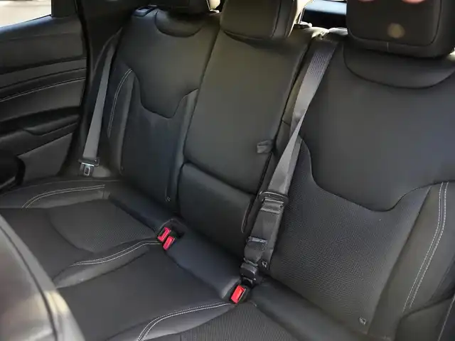 クライスラー・ジープ ジープ コンパス 80thアニバーサリーED 静岡県 2022(令4)年 4.1万km グレー 禁煙車/パノラミックサンルーフ/ルーフレール/ハンズフリーパワーリフトゲート/ヒルスタートアシスト/エレクトロニックパーキングブレーキ/オートブレーキホールド/衝突軽減ブレーキ/アドバンストブレーキアシスト/アダプティブクルーズコントロール/アクティブレーンマネージメント/BSM/リアクロスバスディテクション/サラウンドビューカメラ/インテリジェントスピードアシスト/ドライバーアテンションアラート/フロントリアパークアシスト/10．1型タッチパネルモニター/・AM/FM/DTV/Bluetooth/USB/AppleCarPlay/AndroidAuto/アルパインプレミアムサウンド/ヒーテッドステアリングホイール/革巻ステアリング/ステアリングスイッチ/LEDヘッドライト/オートハイビーム/オートライト/自動防舷ルームミラー/黒レザーシート/シートメモリー（D）/パワーシート/シートヒーター（D/N）/スマートキー/プッシュスタート/スペアキー/ETC２．０/純正フロアマット/純正18インチホイール/スペアタイヤ