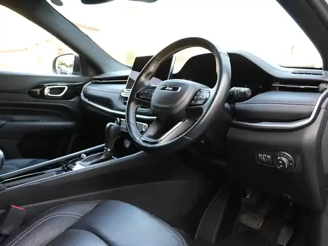 クライスラー・ジープ ジープ コンパス 80thアニバーサリーED 静岡県 2022(令4)年 4.1万km グレー 禁煙車/パノラミックサンルーフ/ルーフレール/ハンズフリーパワーリフトゲート/ヒルスタートアシスト/エレクトロニックパーキングブレーキ/オートブレーキホールド/衝突軽減ブレーキ/アドバンストブレーキアシスト/アダプティブクルーズコントロール/アクティブレーンマネージメント/BSM/リアクロスバスディテクション/サラウンドビューカメラ/インテリジェントスピードアシスト/ドライバーアテンションアラート/フロントリアパークアシスト/10．1型タッチパネルモニター/・AM/FM/DTV/Bluetooth/USB/AppleCarPlay/AndroidAuto/アルパインプレミアムサウンド/ヒーテッドステアリングホイール/革巻ステアリング/ステアリングスイッチ/LEDヘッドライト/オートハイビーム/オートライト/自動防舷ルームミラー/黒レザーシート/シートメモリー（D）/パワーシート/シートヒーター（D/N）/スマートキー/プッシュスタート/スペアキー/ETC２．０/純正フロアマット/純正18インチホイール/スペアタイヤ