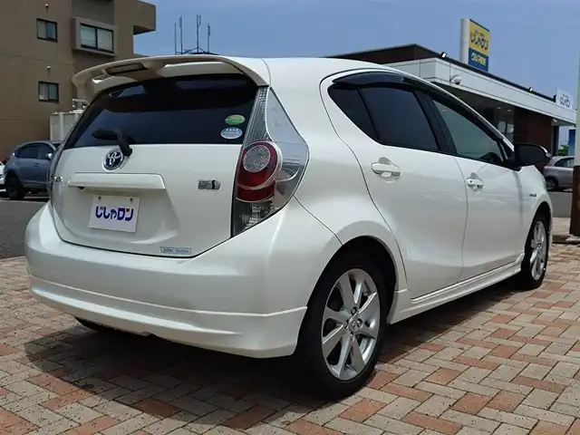 トヨタ アクア G ブラックソフトレザーセレ 新潟県 2014(平26)年 10.2万km ライムホワイトパールクリスタルシャイン (株)IDOMが運営する【じしゃロン新潟店】の自社ローン専用車両になります。/こちらは現金またはオートローンご利用時の価格です。自社ローンご希望の方は別途その旨お申付け下さい/純正SDナビ/FM/AM/CD/DVD視聴可能/フルセグTV視聴可能(走行中視聴可能)/Bluetooth接続可能/バックカメラ/ETC/プッシュスタート/合皮シート/純正フロアマット/電動格納ウィンカーミラー/スマートキー/スペアキー×１/取扱説明書