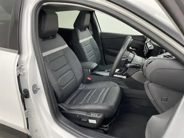 シトロエン Ｃ４ シャイン 埼玉県 2022(令4)年 0.4万km 白 純正ディスプレイオーディオ　ヘッドアップディスプレイ　ステアリングヒーター　レザーシート　シートヒーター　　レーダークルーズコントロール　前後ドライブレコーダー　　サンルーフ　パドルシフト　衝突軽減装置