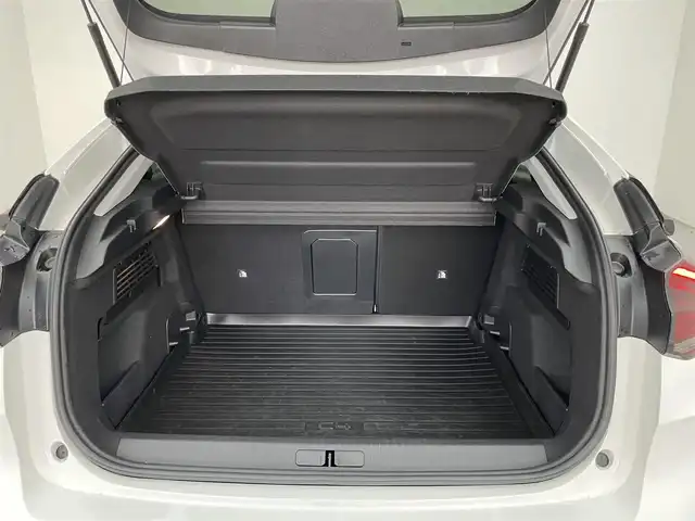 シトロエン Ｃ４ シャイン 埼玉県 2022(令4)年 0.4万km 白 純正ディスプレイオーディオ　ヘッドアップディスプレイ　ステアリングヒーター　レザーシート　シートヒーター　　レーダークルーズコントロール　前後ドライブレコーダー　　サンルーフ　パドルシフト　衝突軽減装置