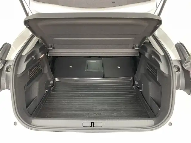 シトロエン Ｃ４ シャイン 埼玉県 2022(令4)年 0.4万km 白 純正ディスプレイオーディオ　ヘッドアップディスプレイ　ステアリングヒーター　レザーシート　シートヒーター　　レーダークルーズコントロール　前後ドライブレコーダー　　サンルーフ　パドルシフト　衝突軽減装置