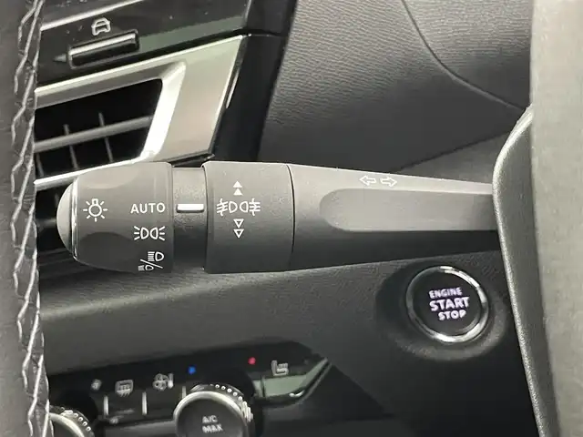 シトロエン Ｃ４ シャイン 埼玉県 2022(令4)年 0.4万km 白 純正ディスプレイオーディオ　ヘッドアップディスプレイ　ステアリングヒーター　レザーシート　シートヒーター　　レーダークルーズコントロール　前後ドライブレコーダー　　サンルーフ　パドルシフト　衝突軽減装置