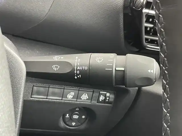シトロエン Ｃ４ シャイン 埼玉県 2022(令4)年 0.4万km 白 純正ディスプレイオーディオ　ヘッドアップディスプレイ　ステアリングヒーター　レザーシート　シートヒーター　　レーダークルーズコントロール　前後ドライブレコーダー　　サンルーフ　パドルシフト　衝突軽減装置
