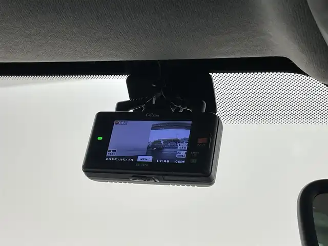 シトロエン Ｃ４ シャイン 埼玉県 2022(令4)年 0.4万km 白 純正ディスプレイオーディオ　ヘッドアップディスプレイ　ステアリングヒーター　レザーシート　シートヒーター　　レーダークルーズコントロール　前後ドライブレコーダー　　サンルーフ　パドルシフト　衝突軽減装置