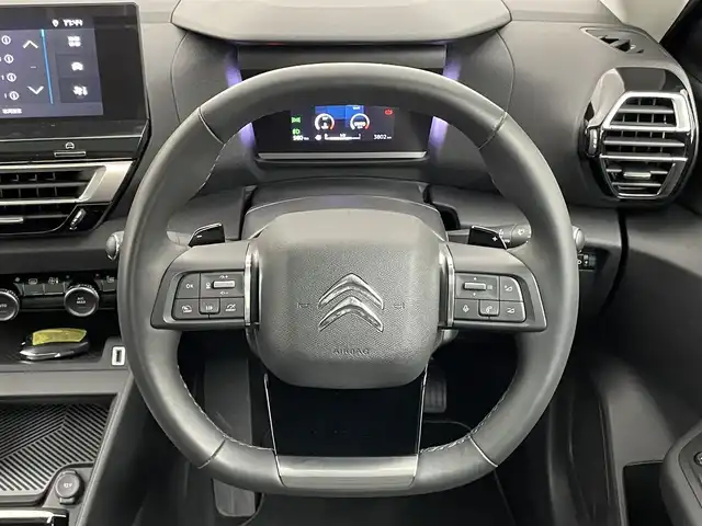 シトロエン Ｃ４ シャイン 埼玉県 2022(令4)年 0.4万km 白 純正ディスプレイオーディオ　ヘッドアップディスプレイ　ステアリングヒーター　レザーシート　シートヒーター　　レーダークルーズコントロール　前後ドライブレコーダー　　サンルーフ　パドルシフト　衝突軽減装置
