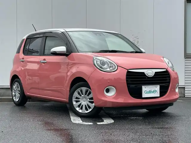 ダイハツ ブーン スタイル SAⅢ 三重県 2019(令1)年 3.1万km ホワイト/ジューシーピンクメタリック 2トーン 純正ナビ・パノラマモニター装着アップグレードパック/（Bluetooth/地デジTV/CD/DVD/AM/FM/SD/USB）/ホワイトルーフ/ホワイトドアミラー/ドライブレコーダー（前）/全方位カメラ/スマートアシスト3/・衝突警報機能/・衝突回避支援ブレーキ機能/・誤発進抑制制御機能/・車線逸脱警報機能/・オートハイビーム/・先行車発進お知らせ機能/ETC/LEDくクリアランスランプ付ヘッドランプ/オートライト/ステアリングスイッチ/USBポート（NAVI/CHARGE）/プッシュスタート/スペアキー/オプティトロンメーター（シルバーリング付自発光式アナログメーター）/シルバー加飾付ウレタン製ステアリング/マゼンタ加飾付ホワイト/ブラックツートンスエード調トリコットシート/運転席シートリフター/助手席シートアンダートレイ/助手席アッパーボックス/リア6：4分割可倒式シート