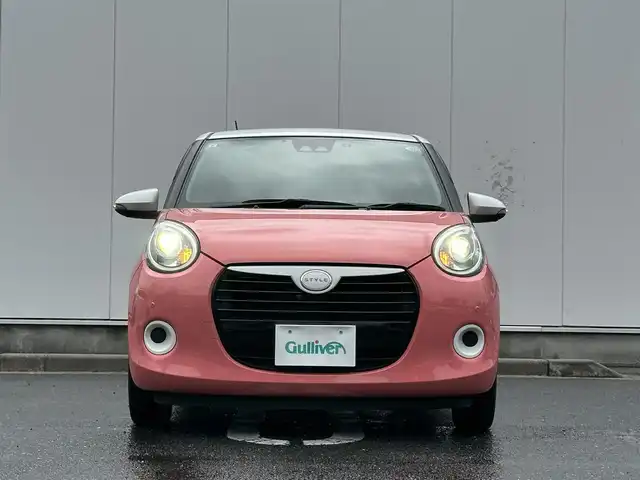 ダイハツ ブーン スタイル SAⅢ 三重県 2019(令1)年 3.1万km ホワイト/ジューシーピンクメタリック 2トーン 純正ナビ・パノラマモニター装着アップグレードパック/（Bluetooth/地デジTV/CD/DVD/AM/FM/SD/USB）/ホワイトルーフ/ホワイトドアミラー/ドライブレコーダー（前）/全方位カメラ/スマートアシスト3/・衝突警報機能/・衝突回避支援ブレーキ機能/・誤発進抑制制御機能/・車線逸脱警報機能/・オートハイビーム/・先行車発進お知らせ機能/ETC/LEDくクリアランスランプ付ヘッドランプ/オートライト/ステアリングスイッチ/USBポート（NAVI/CHARGE）/プッシュスタート/スペアキー/オプティトロンメーター（シルバーリング付自発光式アナログメーター）/シルバー加飾付ウレタン製ステアリング/マゼンタ加飾付ホワイト/ブラックツートンスエード調トリコットシート/運転席シートリフター/助手席シートアンダートレイ/助手席アッパーボックス/リア6：4分割可倒式シート