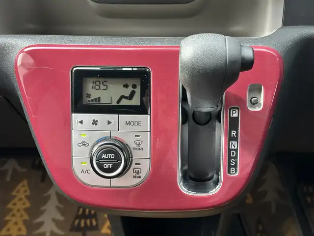 ダイハツ ブーン スタイル SAⅢ 三重県 2019(令1)年 3.1万km ホワイト/ジューシーピンクメタリック 2トーン 純正ナビ・パノラマモニター装着アップグレードパック/（Bluetooth/地デジTV/CD/DVD/AM/FM/SD/USB）/ホワイトルーフ/ホワイトドアミラー/ドライブレコーダー（前）/全方位カメラ/スマートアシスト3/・衝突警報機能/・衝突回避支援ブレーキ機能/・誤発進抑制制御機能/・車線逸脱警報機能/・オートハイビーム/・先行車発進お知らせ機能/ETC/LEDくクリアランスランプ付ヘッドランプ/オートライト/ステアリングスイッチ/USBポート（NAVI/CHARGE）/プッシュスタート/スペアキー/オプティトロンメーター（シルバーリング付自発光式アナログメーター）/シルバー加飾付ウレタン製ステアリング/マゼンタ加飾付ホワイト/ブラックツートンスエード調トリコットシート/運転席シートリフター/助手席シートアンダートレイ/助手席アッパーボックス/リア6：4分割可倒式シート