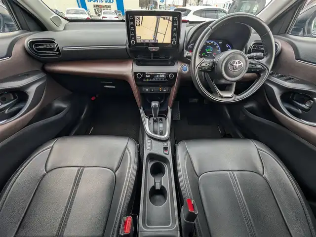 トヨタ ヤリスクロス ハイブリッド Z 福井県 2021(令3)年 3.7万km ブラックマイカ/ホワイトパールクリスタルシャイン 2トーン ワンオーナー車/純正ディスプレイオーディオ/AM/FM/フルセグ/BTCD/USB/Miracast/バックカメラ/全車速追従機能付クルーズコントロール/前後コーナーセンサー/衝突被害軽減システム/レーンキープアシスト/横滑り防止装置/盗難防止装置/アイドリングストップ/SOSボタン/ビルトインETC/前席シートヒーター/純正フロアマット/ダブル＋サイドエアバッグ/カーテンエアバッグ/LEDヘッドライト/Fフォグ/スマートキー