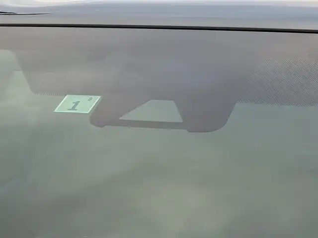 トヨタ ヤリスクロス ハイブリッド Z 福井県 2021(令3)年 3.7万km ブラックマイカ/ホワイトパールクリスタルシャイン 2トーン ワンオーナー車/純正ディスプレイオーディオ/AM/FM/フルセグ/BTCD/USB/Miracast/バックカメラ/全車速追従機能付クルーズコントロール/前後コーナーセンサー/衝突被害軽減システム/レーンキープアシスト/横滑り防止装置/盗難防止装置/アイドリングストップ/SOSボタン/ビルトインETC/前席シートヒーター/純正フロアマット/ダブル＋サイドエアバッグ/カーテンエアバッグ/LEDヘッドライト/Fフォグ/スマートキー