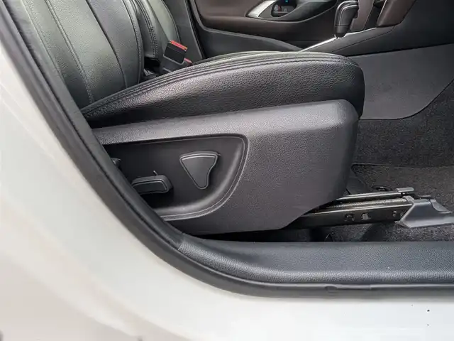 トヨタ ヤリスクロス ハイブリッド Z 福井県 2021(令3)年 3.7万km ブラックマイカ/ホワイトパールクリスタルシャイン 2トーン ワンオーナー車/純正ディスプレイオーディオ/AM/FM/フルセグ/BTCD/USB/Miracast/バックカメラ/全車速追従機能付クルーズコントロール/前後コーナーセンサー/衝突被害軽減システム/レーンキープアシスト/横滑り防止装置/盗難防止装置/アイドリングストップ/SOSボタン/ビルトインETC/前席シートヒーター/純正フロアマット/ダブル＋サイドエアバッグ/カーテンエアバッグ/LEDヘッドライト/Fフォグ/スマートキー