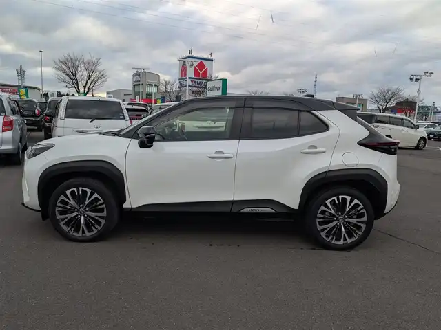 トヨタ ヤリスクロス ハイブリッド Z 福井県 2021(令3)年 3.7万km ブラックマイカ/ホワイトパールクリスタルシャイン 2トーン ワンオーナー車/純正ディスプレイオーディオ/AM/FM/フルセグ/BTCD/USB/Miracast/バックカメラ/全車速追従機能付クルーズコントロール/前後コーナーセンサー/衝突被害軽減システム/レーンキープアシスト/横滑り防止装置/盗難防止装置/アイドリングストップ/SOSボタン/ビルトインETC/前席シートヒーター/純正フロアマット/ダブル＋サイドエアバッグ/カーテンエアバッグ/LEDヘッドライト/Fフォグ/スマートキー