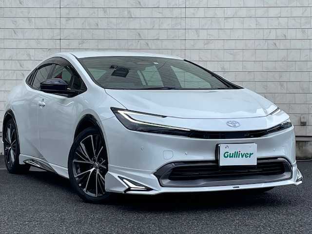 トヨタ プリウス Z 大分県 2023(令5)年 1万km プラチナホワイトパールマイカ 商品登録時走行距離：9413キロ/MODELLISTAエアロ(F/S/R)/デジタルインナーミラー【MOP】/ETC2.0ユニット（VICS機能付） /純正ナビ：12.3インチHDディスプレイ/【Bluetooth/フルセグTV/AMFMラジオ/スマートフォン連携】/パノラミックビューモニター/パワーバックドア/合成皮革シート/D席シートポジションメモリー/DN席パワーシート/DN席シートヒーター＆エアーシート/ステアリングヒーター/ワイヤレス充電器/外部端子接続：Type-C/Toyota Safety Sense/・プリクラッシュセーフティ/・レーダークルーズコントロール（全車速追従機能付）/・オートマチックハイビーム［AHB］/・レーントレーシングアシスト［LTA］/・レーンディパーチャーアラート［LDA］/ブラインドスポットモニター ［BSM］/スマートキー2本/保証書/取扱説明書