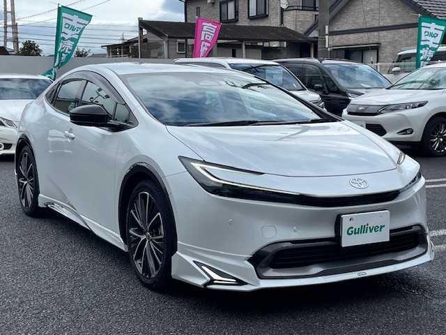 トヨタ プリウス Z 大分県 2023(令5)年 1万km プラチナホワイトパールマイカ 商品登録時走行距離：9413キロ/MODELLISTAエアロ(F/S/R)/デジタルインナーミラー【MOP】/ETC2.0ユニット（VICS機能付） /純正ナビ：12.3インチHDディスプレイ/【Bluetooth/フルセグTV/AMFMラジオ/スマートフォン連携】/パノラミックビューモニター/パワーバックドア/合成皮革シート/D席シートポジションメモリー/DN席パワーシート/DN席シートヒーター＆エアーシート/ステアリングヒーター/ワイヤレス充電器/外部端子接続：Type-C/Toyota Safety Sense/・プリクラッシュセーフティ/・レーダークルーズコントロール（全車速追従機能付）/・オートマチックハイビーム［AHB］/・レーントレーシングアシスト［LTA］/・レーンディパーチャーアラート［LDA］/ブラインドスポットモニター ［BSM］/スマートキー2本/保証書/取扱説明書