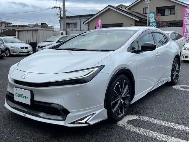 トヨタ プリウス Z 大分県 2023(令5)年 1万km プラチナホワイトパールマイカ 商品登録時走行距離：9413キロ/MODELLISTAエアロ(F/S/R)/デジタルインナーミラー【MOP】/ETC2.0ユニット（VICS機能付） /純正ナビ：12.3インチHDディスプレイ/【Bluetooth/フルセグTV/AMFMラジオ/スマートフォン連携】/パノラミックビューモニター/パワーバックドア/合成皮革シート/D席シートポジションメモリー/DN席パワーシート/DN席シートヒーター＆エアーシート/ステアリングヒーター/ワイヤレス充電器/外部端子接続：Type-C/Toyota Safety Sense/・プリクラッシュセーフティ/・レーダークルーズコントロール（全車速追従機能付）/・オートマチックハイビーム［AHB］/・レーントレーシングアシスト［LTA］/・レーンディパーチャーアラート［LDA］/ブラインドスポットモニター ［BSM］/スマートキー2本/保証書/取扱説明書