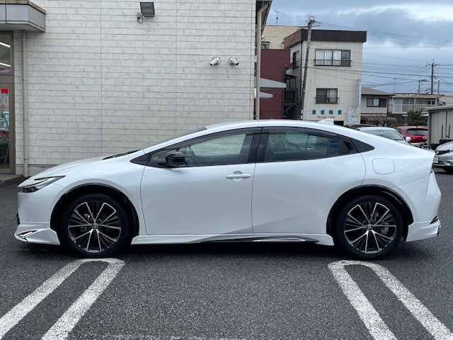 トヨタ プリウス Z 大分県 2023(令5)年 1万km プラチナホワイトパールマイカ 商品登録時走行距離：9413キロ/MODELLISTAエアロ(F/S/R)/デジタルインナーミラー【MOP】/ETC2.0ユニット（VICS機能付） /純正ナビ：12.3インチHDディスプレイ/【Bluetooth/フルセグTV/AMFMラジオ/スマートフォン連携】/パノラミックビューモニター/パワーバックドア/合成皮革シート/D席シートポジションメモリー/DN席パワーシート/DN席シートヒーター＆エアーシート/ステアリングヒーター/ワイヤレス充電器/外部端子接続：Type-C/Toyota Safety Sense/・プリクラッシュセーフティ/・レーダークルーズコントロール（全車速追従機能付）/・オートマチックハイビーム［AHB］/・レーントレーシングアシスト［LTA］/・レーンディパーチャーアラート［LDA］/ブラインドスポットモニター ［BSM］/スマートキー2本/保証書/取扱説明書