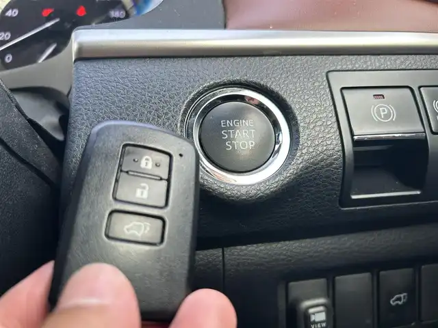 トヨタ ハリアー プレミアム 鹿児島県 2019(令1)年 7.3万km ホワイトパールクリスタルシャイン 純正ＳＤナビ/　　CD/DVD/BT/フルセグ/バックカメラ/フロントカメラ/電動リアゲート/クルーズコントロール/LEDヘッドライト/ハーフレザーシート/純正18インチアルミホイール/ステアリングスイッチ/アイドリングストップ/純正ビルトインETC2.0
