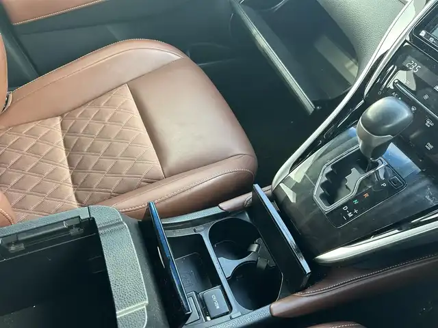 トヨタ ハリアー プレミアム 鹿児島県 2019(令1)年 7.3万km ホワイトパールクリスタルシャイン 純正ＳＤナビ/　　CD/DVD/BT/フルセグ/バックカメラ/フロントカメラ/電動リアゲート/クルーズコントロール/LEDヘッドライト/ハーフレザーシート/純正18インチアルミホイール/ステアリングスイッチ/アイドリングストップ/純正ビルトインETC2.0