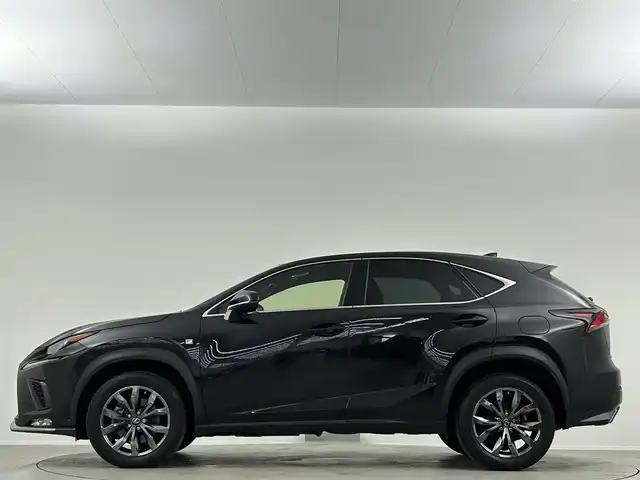 レクサス ＮＸ 300 Fスポーツ 埼玉県 2017(平29)年 7.9万km グラファイトブラックガラスフレーク パノラマルーフ/ブラインドスポットモニター/純正10.3インチナビ/AM/FM/CD/DVD/SD/BT/Miracast/フルセグ/ビルトインETC/バックカメラ/プリクラッシュセーフティ/レーンディパーチャーアラート/オートマチックハイビーム/レーダークルーズコントロール/パワーバックドア/前席パワーシート/前席シートヒーター/ベンチレーション/ステアリングヒーター/パドルシフト/LEDヘッドライト/スマートキー/プッシュスタート