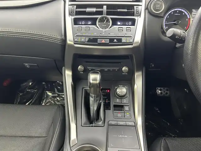 レクサス ＮＸ 300 Fスポーツ 埼玉県 2017(平29)年 7.9万km グラファイトブラックガラスフレーク パノラマルーフ/ブラインドスポットモニター/純正10.3インチナビ/AM/FM/CD/DVD/SD/BT/Miracast/フルセグ/ビルトインETC/バックカメラ/プリクラッシュセーフティ/レーンディパーチャーアラート/オートマチックハイビーム/レーダークルーズコントロール/パワーバックドア/前席パワーシート/前席シートヒーター/ベンチレーション/ステアリングヒーター/パドルシフト/LEDヘッドライト/スマートキー/プッシュスタート