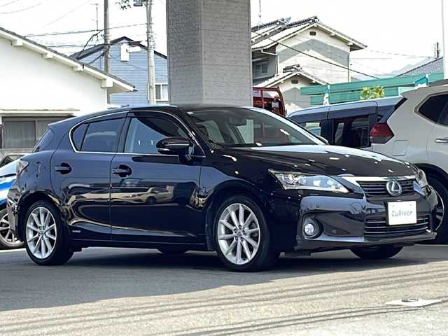 レクサス ＣＴ 200h バージョンC 愛媛県 2012(平24)年 10.4万km ブラックオパールマイカ 純正ナビ/・フルセグTV/・CD/DVD再生/・HDDミュージックサーバー/・AUX/バックカメラ/ビルトインETC/クルーズコントロール/パドルシフト/前席シートヒーター/先行車発進アラート/前後コーナーセンサー/横滑り防止装置/前方ドライブレコーダー/ヘッドライトウォッシャー/スマートキー/スペアキー/カードキー/オートライト/純正17インチアルミ/純正フロアマット