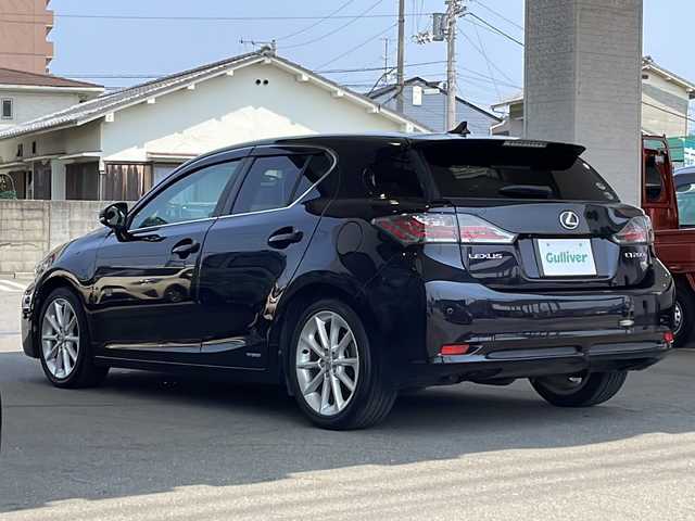 レクサス ＣＴ 200h バージョンC 愛媛県 2012(平24)年 10.4万km ブラックオパールマイカ 純正ナビ/・フルセグTV/・CD/DVD再生/・HDDミュージックサーバー/・AUX/バックカメラ/ビルトインETC/クルーズコントロール/パドルシフト/前席シートヒーター/先行車発進アラート/前後コーナーセンサー/横滑り防止装置/前方ドライブレコーダー/ヘッドライトウォッシャー/スマートキー/スペアキー/カードキー/オートライト/純正17インチアルミ/純正フロアマット