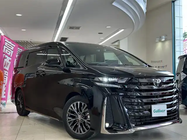 トヨタ ヴェルファイア Z プレミア 東京都 2023(令5)年 0.6万km ブラック ワンオーナー/ガラスルーフ/純正ディスプレイオーディオ14インチナビ/(BT／フルセグ／ミラキャスト／HDMI)/全方位カメラ/茶革シート/スマートキー/プッシュスタート/ドラレコ/ETC/アイドリングストップ/電動格納ミラー/ISOFIX/パドルシフト/ステアスイッチ/D席電動シート/N席電動シート/リア席電動シート/リア席シートヒーター/クーラー/置くだけ充電/オートハイビームアシスト/パワーバックドア/両側パワースライドドア/プライバシーガラス/プリクラッシュセーフティ/レーダークルコン/フロントクロストラフィックアラート/レーンディパーチャーアラート/レーンチェンジアシスト/プロアクティブドライビングアシスト/リアクロストラフィックアラート/ブラインドスポットモニター/後方車両接近告知/パーキングサポートブレーキ/安心降車アシスト/周辺車両接近時サポート/クリアランスソナー/デジタルインナーミラー/オートライト/オッドマン/純正フロアマット/LEDライト/AC100V/保証書/取扱説明書/記録簿