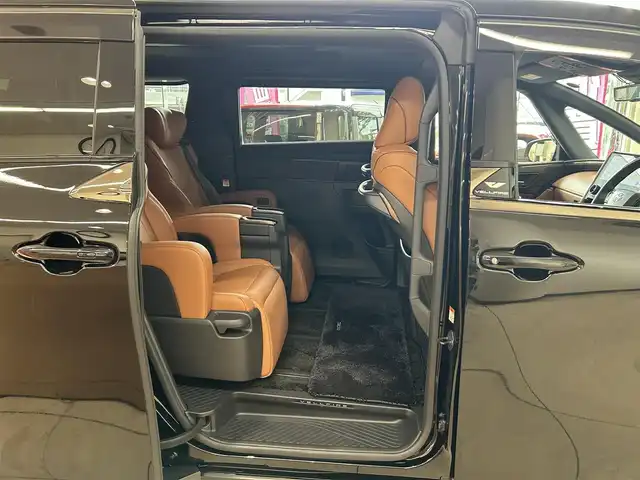 トヨタ ヴェルファイア Z プレミア 東京都 2023(令5)年 0.6万km ブラック ワンオーナー/ガラスルーフ/純正ディスプレイオーディオ14インチナビ/(BT／フルセグ／ミラキャスト／HDMI)/全方位カメラ/茶革シート/スマートキー/プッシュスタート/ドラレコ/ETC/アイドリングストップ/電動格納ミラー/ISOFIX/パドルシフト/ステアスイッチ/D席電動シート/N席電動シート/リア席電動シート/リア席シートヒーター/クーラー/置くだけ充電/オートハイビームアシスト/パワーバックドア/両側パワースライドドア/プライバシーガラス/プリクラッシュセーフティ/レーダークルコン/フロントクロストラフィックアラート/レーンディパーチャーアラート/レーンチェンジアシスト/プロアクティブドライビングアシスト/リアクロストラフィックアラート/ブラインドスポットモニター/後方車両接近告知/パーキングサポートブレーキ/安心降車アシスト/周辺車両接近時サポート/クリアランスソナー/デジタルインナーミラー/オートライト/オッドマン/純正フロアマット/LEDライト/AC100V/保証書/取扱説明書/記録簿
