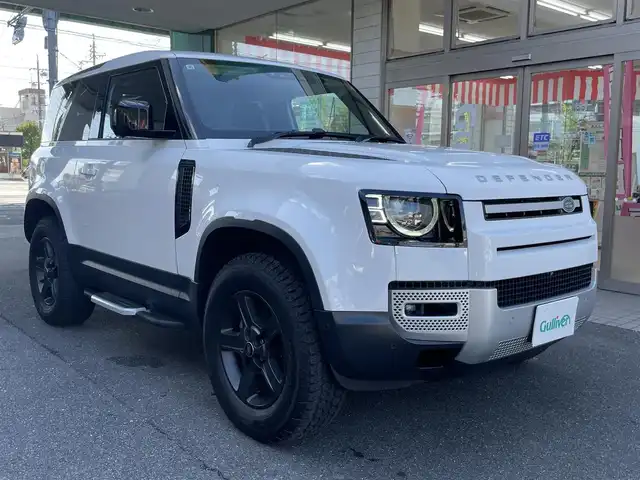 ランドローバー ランドローバー ディフェンダー 90 愛知県 2022(令4)年 2.7万km 白 スライディングパノラミックルーフ/ドライバーアシストパック/・ブラインドスポットアシスト/・クリアイジットモニター/・アダプティブクルーズコントロール/・リアコリジョンモニター/・リアクロストラフィック/純正ディスプレイナビ／Bluetooth/MERIDIANサウンドシステム/フロント・サイド・バック・全周囲カメラ/前席2wayパワーシート/純正LEDヘッドライト/エマージェンシーブレーキ/レーンキープアシスト/トラフィックサインレコグニション/純正18インチAW/USBポート/ETC2.0/スマートキー＆プッシュスタート/カラーコード1AA／フジホワイト