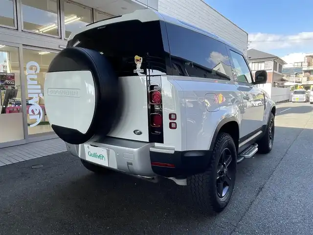 ランドローバー ランドローバー ディフェンダー 90 愛知県 2022(令4)年 2.7万km 白 スライディングパノラミックルーフ/ドライバーアシストパック/・ブラインドスポットアシスト/・クリアイジットモニター/・アダプティブクルーズコントロール/・リアコリジョンモニター/・リアクロストラフィック/純正ディスプレイナビ／Bluetooth/MERIDIANサウンドシステム/フロント・サイド・バック・全周囲カメラ/前席2wayパワーシート/純正LEDヘッドライト/エマージェンシーブレーキ/レーンキープアシスト/トラフィックサインレコグニション/純正18インチAW/USBポート/ETC2.0/スマートキー＆プッシュスタート/カラーコード1AA／フジホワイト