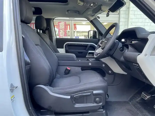 ランドローバー ランドローバー ディフェンダー 90 愛知県 2022(令4)年 2.7万km 白 スライディングパノラミックルーフ/ドライバーアシストパック/・ブラインドスポットアシスト/・クリアイジットモニター/・アダプティブクルーズコントロール/・リアコリジョンモニター/・リアクロストラフィック/純正ディスプレイナビ／Bluetooth/MERIDIANサウンドシステム/フロント・サイド・バック・全周囲カメラ/前席2wayパワーシート/純正LEDヘッドライト/エマージェンシーブレーキ/レーンキープアシスト/トラフィックサインレコグニション/純正18インチAW/USBポート/ETC2.0/スマートキー＆プッシュスタート/カラーコード1AA／フジホワイト