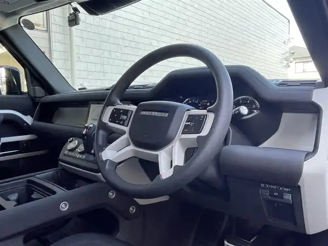 ランドローバー ランドローバー ディフェンダー 90 愛知県 2022(令4)年 2.7万km 白 スライディングパノラミックルーフ/ドライバーアシストパック/・ブラインドスポットアシスト/・クリアイジットモニター/・アダプティブクルーズコントロール/・リアコリジョンモニター/・リアクロストラフィック/純正ディスプレイナビ／Bluetooth/MERIDIANサウンドシステム/フロント・サイド・バック・全周囲カメラ/前席2wayパワーシート/純正LEDヘッドライト/エマージェンシーブレーキ/レーンキープアシスト/トラフィックサインレコグニション/純正18インチAW/USBポート/ETC2.0/スマートキー＆プッシュスタート/カラーコード1AA／フジホワイト