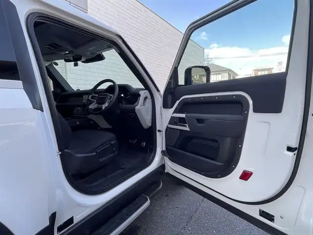 ランドローバー ランドローバー ディフェンダー 90 愛知県 2022(令4)年 2.7万km 白 スライディングパノラミックルーフ/ドライバーアシストパック/・ブラインドスポットアシスト/・クリアイジットモニター/・アダプティブクルーズコントロール/・リアコリジョンモニター/・リアクロストラフィック/純正ディスプレイナビ／Bluetooth/MERIDIANサウンドシステム/フロント・サイド・バック・全周囲カメラ/前席2wayパワーシート/純正LEDヘッドライト/エマージェンシーブレーキ/レーンキープアシスト/トラフィックサインレコグニション/純正18インチAW/USBポート/ETC2.0/スマートキー＆プッシュスタート/カラーコード1AA／フジホワイト