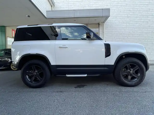 ランドローバー ランドローバー ディフェンダー 90 愛知県 2022(令4)年 2.7万km 白 スライディングパノラミックルーフ/ドライバーアシストパック/・ブラインドスポットアシスト/・クリアイジットモニター/・アダプティブクルーズコントロール/・リアコリジョンモニター/・リアクロストラフィック/純正ディスプレイナビ／Bluetooth/MERIDIANサウンドシステム/フロント・サイド・バック・全周囲カメラ/前席2wayパワーシート/純正LEDヘッドライト/エマージェンシーブレーキ/レーンキープアシスト/トラフィックサインレコグニション/純正18インチAW/USBポート/ETC2.0/スマートキー＆プッシュスタート/カラーコード1AA／フジホワイト