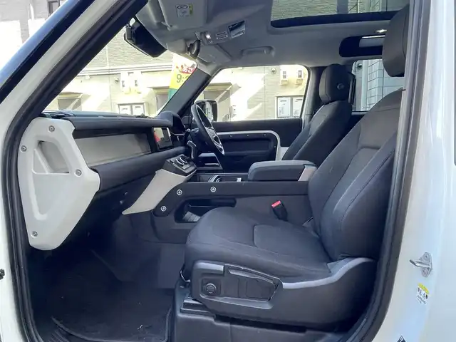 ランドローバー ランドローバー ディフェンダー 90 愛知県 2022(令4)年 2.7万km 白 スライディングパノラミックルーフ/ドライバーアシストパック/・ブラインドスポットアシスト/・クリアイジットモニター/・アダプティブクルーズコントロール/・リアコリジョンモニター/・リアクロストラフィック/純正ディスプレイナビ／Bluetooth/MERIDIANサウンドシステム/フロント・サイド・バック・全周囲カメラ/前席2wayパワーシート/純正LEDヘッドライト/エマージェンシーブレーキ/レーンキープアシスト/トラフィックサインレコグニション/純正18インチAW/USBポート/ETC2.0/スマートキー＆プッシュスタート/カラーコード1AA／フジホワイト