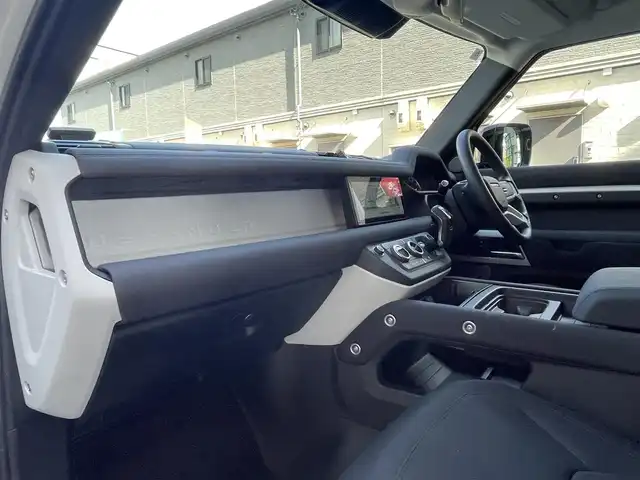 ランドローバー ランドローバー ディフェンダー 90 愛知県 2022(令4)年 2.7万km 白 スライディングパノラミックルーフ/ドライバーアシストパック/・ブラインドスポットアシスト/・クリアイジットモニター/・アダプティブクルーズコントロール/・リアコリジョンモニター/・リアクロストラフィック/純正ディスプレイナビ／Bluetooth/MERIDIANサウンドシステム/フロント・サイド・バック・全周囲カメラ/前席2wayパワーシート/純正LEDヘッドライト/エマージェンシーブレーキ/レーンキープアシスト/トラフィックサインレコグニション/純正18インチAW/USBポート/ETC2.0/スマートキー＆プッシュスタート/カラーコード1AA／フジホワイト