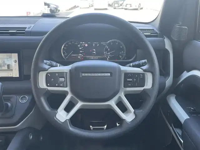 ランドローバー ランドローバー ディフェンダー 90 愛知県 2022(令4)年 2.7万km 白 スライディングパノラミックルーフ/ドライバーアシストパック/・ブラインドスポットアシスト/・クリアイジットモニター/・アダプティブクルーズコントロール/・リアコリジョンモニター/・リアクロストラフィック/純正ディスプレイナビ／Bluetooth/MERIDIANサウンドシステム/フロント・サイド・バック・全周囲カメラ/前席2wayパワーシート/純正LEDヘッドライト/エマージェンシーブレーキ/レーンキープアシスト/トラフィックサインレコグニション/純正18インチAW/USBポート/ETC2.0/スマートキー＆プッシュスタート/カラーコード1AA／フジホワイト