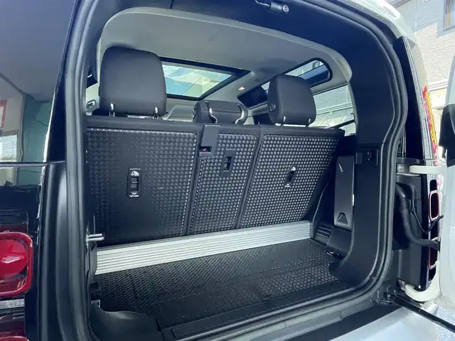 ランドローバー ランドローバー ディフェンダー 90 愛知県 2022(令4)年 2.7万km 白 スライディングパノラミックルーフ/ドライバーアシストパック/・ブラインドスポットアシスト/・クリアイジットモニター/・アダプティブクルーズコントロール/・リアコリジョンモニター/・リアクロストラフィック/純正ディスプレイナビ／Bluetooth/MERIDIANサウンドシステム/フロント・サイド・バック・全周囲カメラ/前席2wayパワーシート/純正LEDヘッドライト/エマージェンシーブレーキ/レーンキープアシスト/トラフィックサインレコグニション/純正18インチAW/USBポート/ETC2.0/スマートキー＆プッシュスタート/カラーコード1AA／フジホワイト